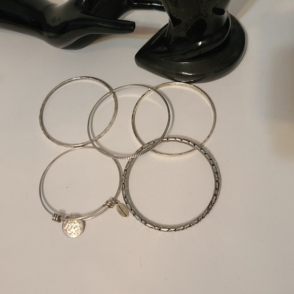 5 cute silver tone bangle bracelets size 7" - Picture 4 of 7